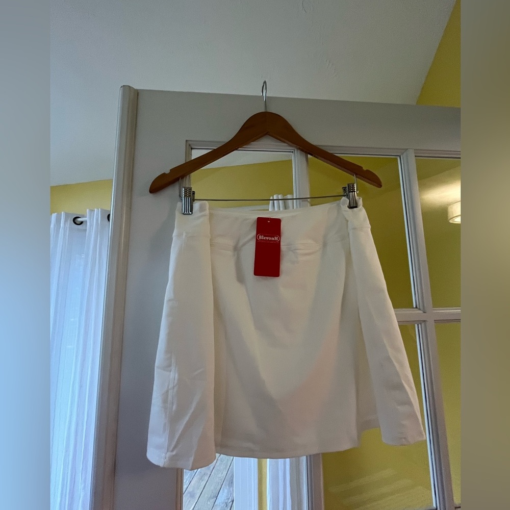 Spring/Summer white skorts. Perfect for golf, tennis or casual day wear. New